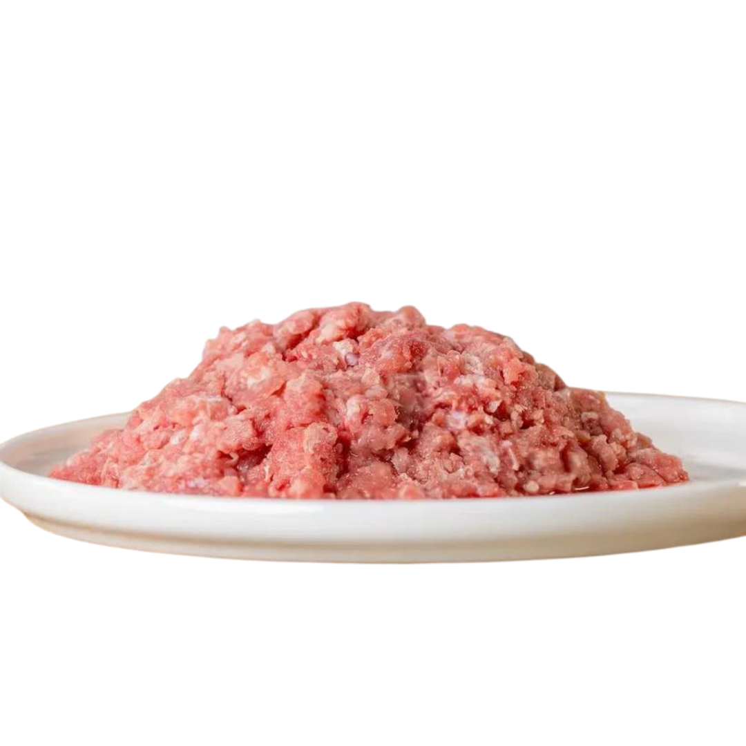 Haufen von gewolftem Hühnerhals auf einem weißen Teller. Produkt von Barfgold, 500g, für Tiere.