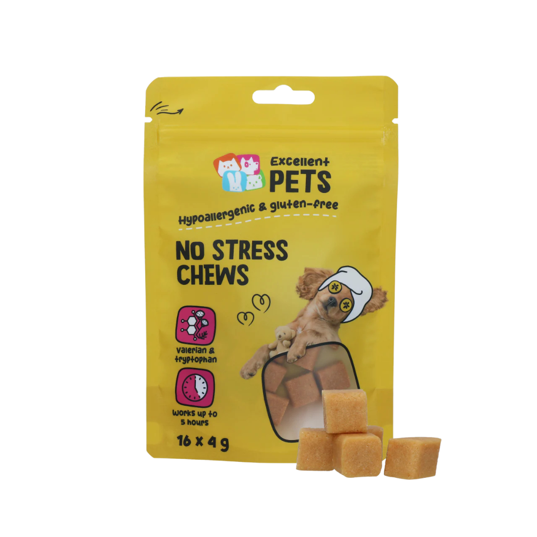 Gelbe Verpackung, beschriftet mit 'Excellent PETS', 'NO STRESS SOFT CHEWS' und '16 x 4 g'. Abgebildeter Hund auf einem Kissen.