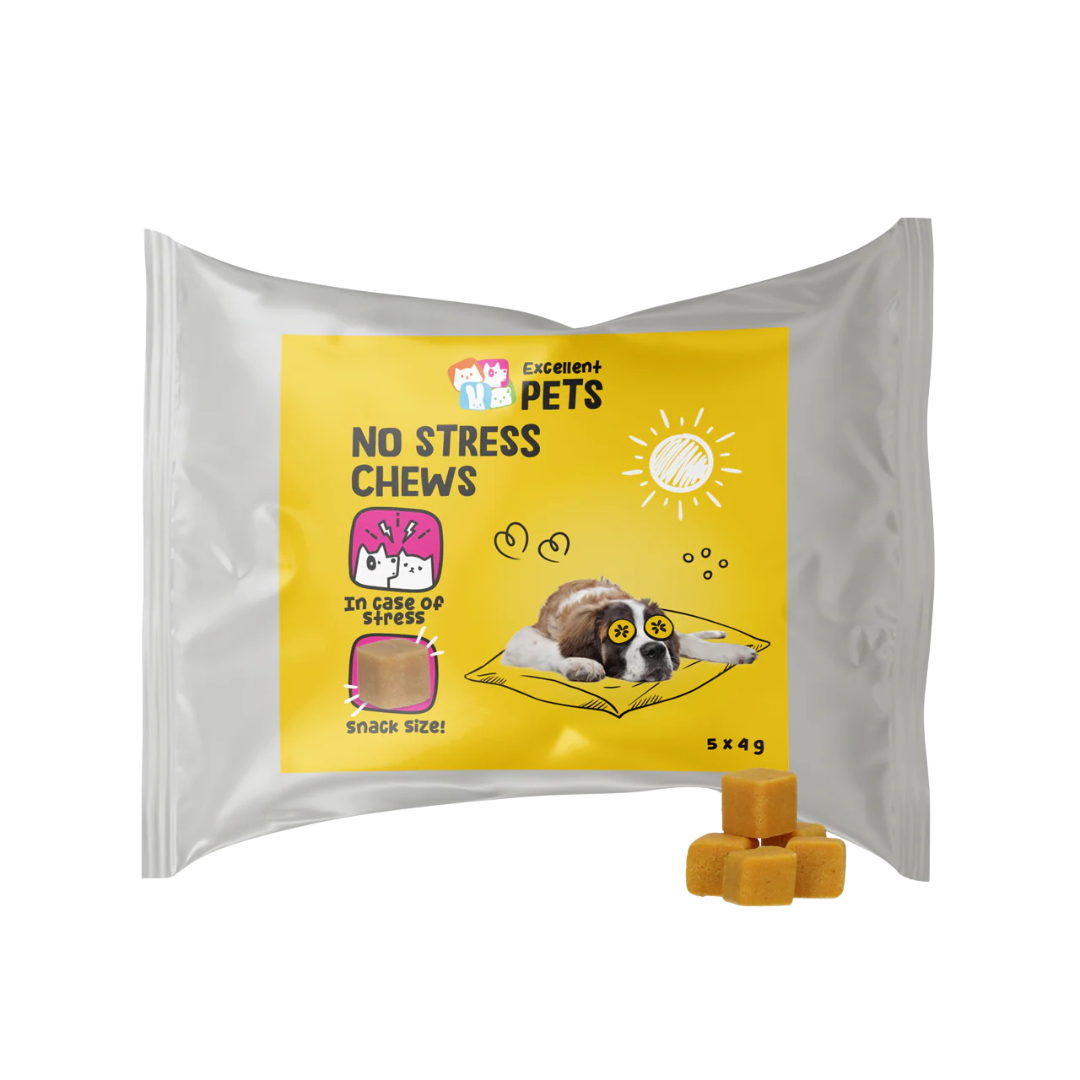 Weiße Verpackung mit gelbem Etikett, beschriftet mit 'Excellent PETS', 'NO STRESS SOFT CHEWS' und '5 x 4 g'. Abgebildeter Hund auf einem Kissen.