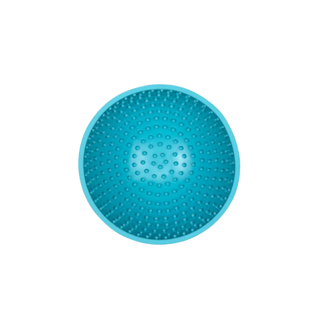 Schüsselförmige Futterbox in Blau mit einer strukturierten Oberfläche aus kleinen Noppen. Auf der Unterseite steht 'LickiMat®'.