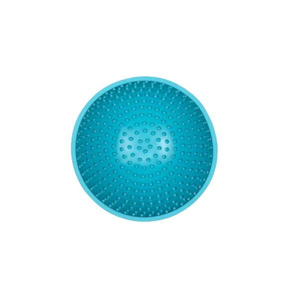 Schüsselförmige Futterbox in Blau mit einer strukturierten Oberfläche aus kleinen Noppen. Auf der Unterseite steht 'LickiMat®'.