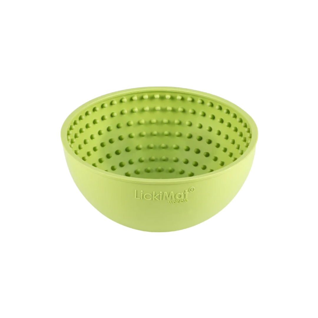 Schüsselförmige Futterbox in Grün mit einer strukturierten Oberfläche aus kleinen Noppen. Auf der Unterseite steht 'LickiMat®'.