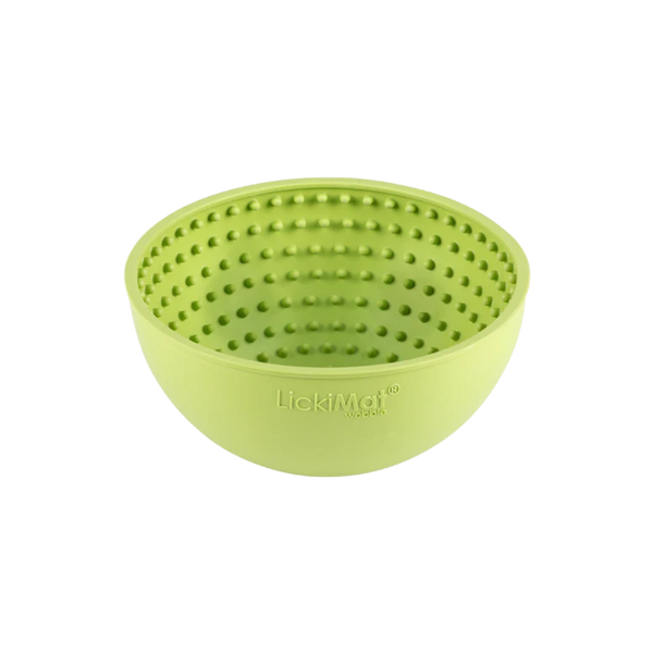 Schüsselförmige Futterbox in Grün mit einer strukturierten Oberfläche aus kleinen Noppen. Auf der Unterseite steht 'LickiMat®'.