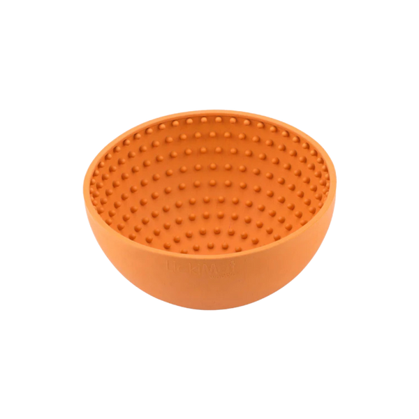 Schüsselförmige Futterbox in Orange mit einer strukturierten Oberfläche aus kleinen Noppen. Auf der Unterseite steht 'LickiMat®'.
