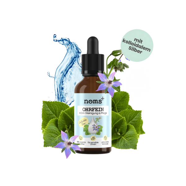 Braune Tropfflasche mit schwarzem Deckel, beschriftet mit 'noms+ OHRFEIN 2-in-1 Reinigung & Pflege', umgeben von grünen Blättern, blauen Blüten und Wasserfontäne.