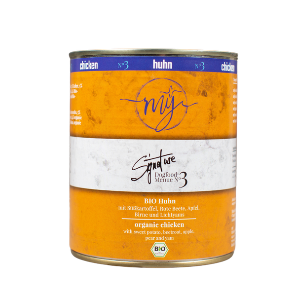 Dose Hundefutter mit gelben Etikett. Aufschrift: my Signature, Dogfood Menue No. 3, BIO Huhn und Zutaten wie Süßkartoffel, Rote Beete, Äpfel, Birne.