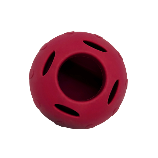 Rotes Hundespielzeugs aus Naturkautschuk von oben mit einem großen Loch in der Mitte und vier kleineren umrandet