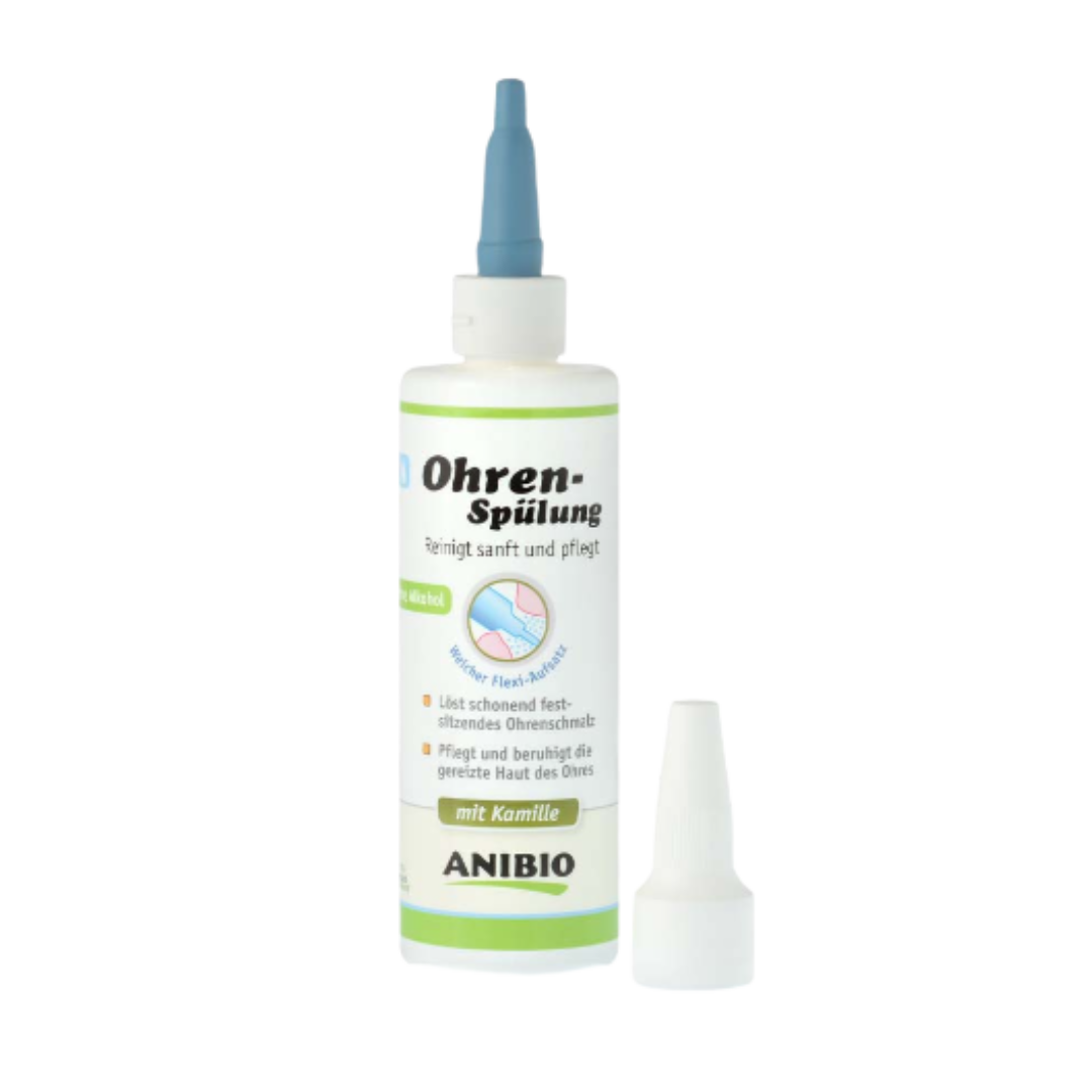 Flasche mit Ohrenspülung von ANIBIO, 125 ml. Die Flasche hat eine grüne und weiße Etikettierung, mit einem blauen Spritzaufsatz. Auf dem Etikett steht 'Ohren-Spülung' und 'mit Kamille.