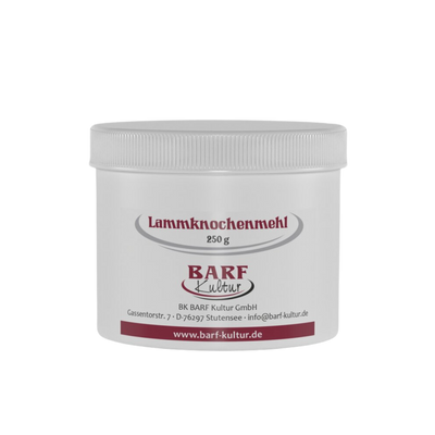 Runder Behälter mit weißem Deckel, beschriftet mit 'Lammknochenmehl 250 g' und dem Logo 'BARF Kultur'.