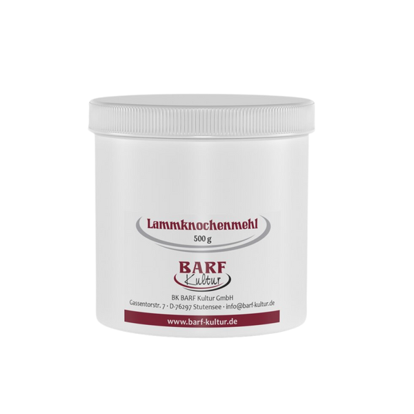 Runder Behälter mit weißem Deckel, beschriftet mit 'Lammknochenmehl 500 g' und dem Logo 'BARF Kultur'.