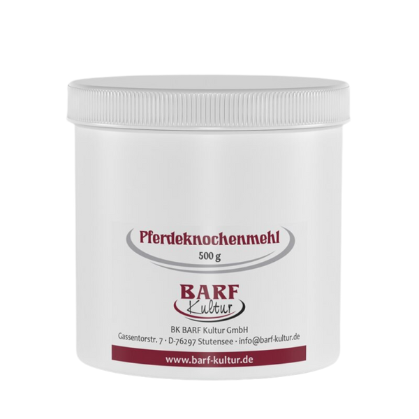 Runder Behälter mit weißem Deckel, beschriftet mit 'Pferdeknochenmehl 500 g' und dem Logo 'BARF Kultur'.