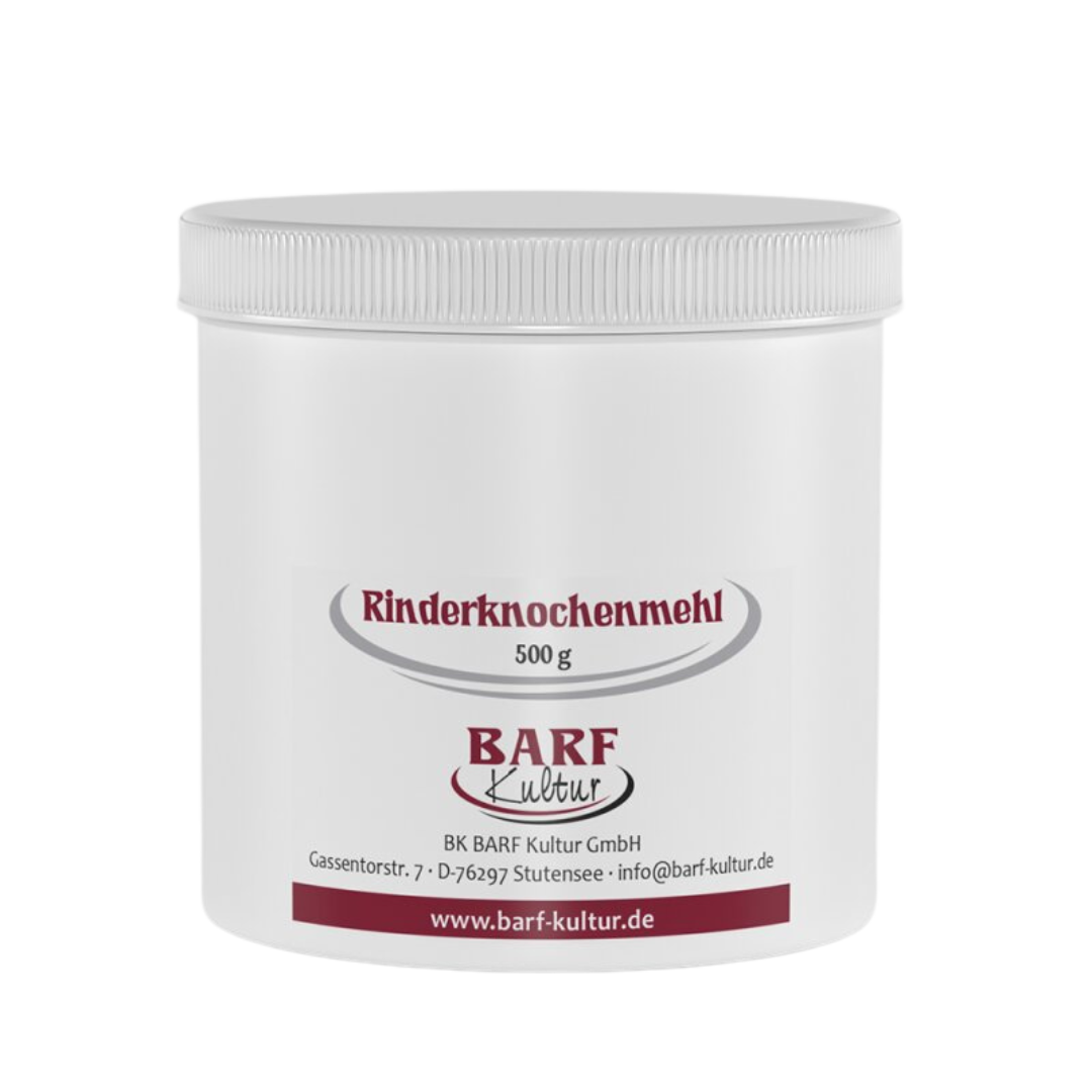 Runder Behälter mit weißem Deckel, beschriftet mit 'Rinderknochenmehl 500 g' und dem Logo 'BARF Kultur'.