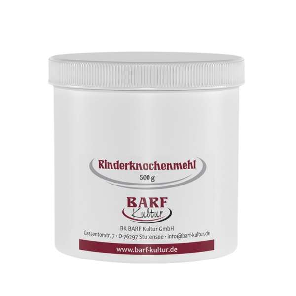 Runder Behälter mit weißem Deckel, beschriftet mit 'Rinderknochenmehl 500 g' und dem Logo 'BARF Kultur'.