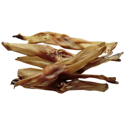 Getrocknete Kaninchenohren von Barfgold, in einer unregelmäßigen Stapelung angeordnet, braune Textur.