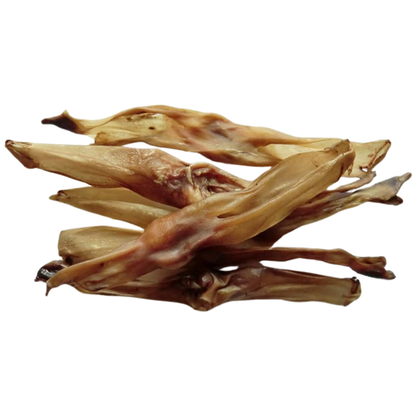 Getrocknete Kaninchenohren von Barfgold, in einer unregelmäßigen Stapelung angeordnet, braune Textur.