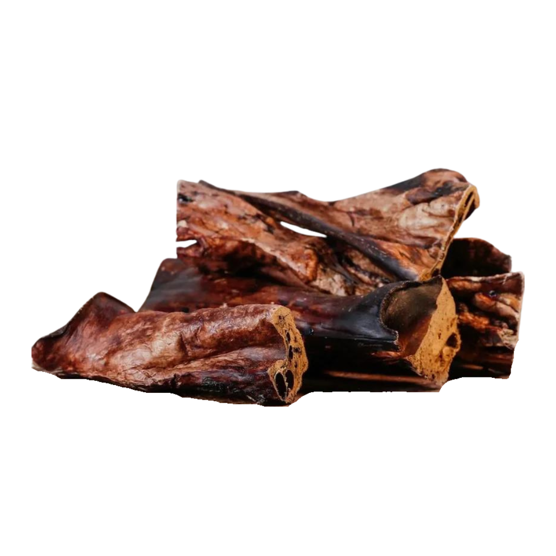 Getrocknete Lammlunge von Barfgold, in unregelmäßigen, flachen Stücken, braun und dunkelbraun, auf einem weißen Hintergrund.