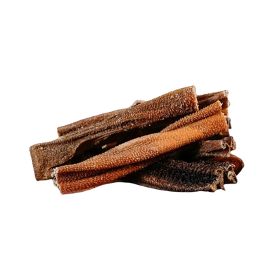 Getrocknete Lammpansen von Barfgold, gestapelt in einer unregelmäßigen Form, braune und orangefarbene Textur.