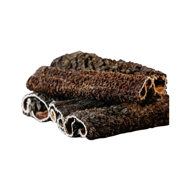 Getrocknete Rinderpansenstücke von Barfgold, in mehreren Lagen übereinander, mit einer rauen, strukturierten Oberfläche.