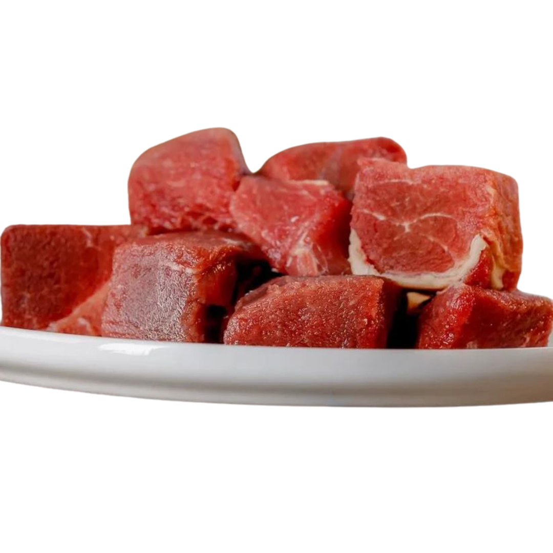 Rohes Pferdefleisch in Würfeln, auf einem weißen Teller angeordnet. Die Stücke sind rot und haben eine marmorierte Struktur.