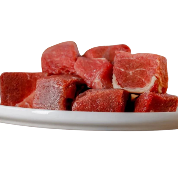 Rohes Pferdefleisch in Würfeln, auf einem weißen Teller angeordnet. Die Stücke sind rot und haben eine marmorierte Struktur.