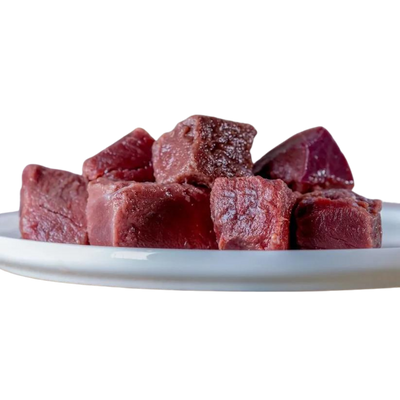 Rinderherzstücke in Würfelform auf einem weißen Teller, rotbraune Farbe, insgesamt sieben Stück, von der Marke Barfgold.