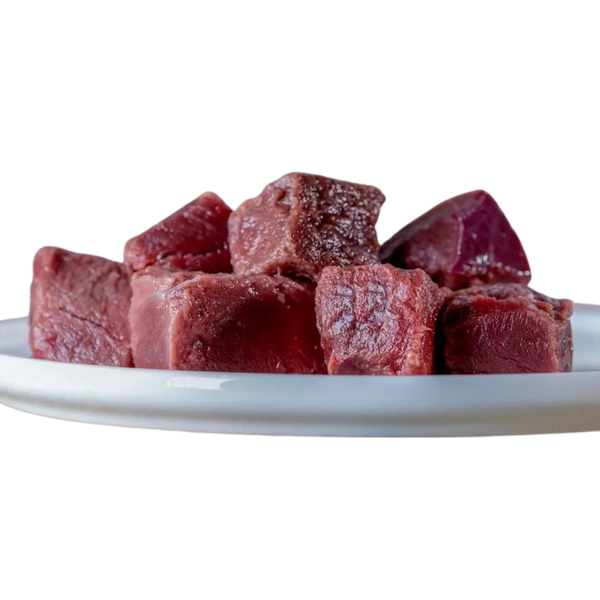 Rinderherzstücke in Würfelform auf einem weißen Teller, rotbraune Farbe, insgesamt sieben Stück, von der Marke Barfgold.