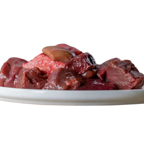 Rinderinnereienmix von Barfgold auf einem weißen Teller, bestehend aus verschiedenen Fleischstücken in unterschiedlichen Formen und Größen.