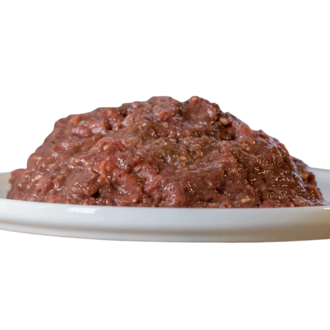 Barfgold Rinderinnereienmix, gewolft, 500g, auf einem weißen Teller. Die Mischung hat eine grobe, fleischige Textur in dunklem Rot.