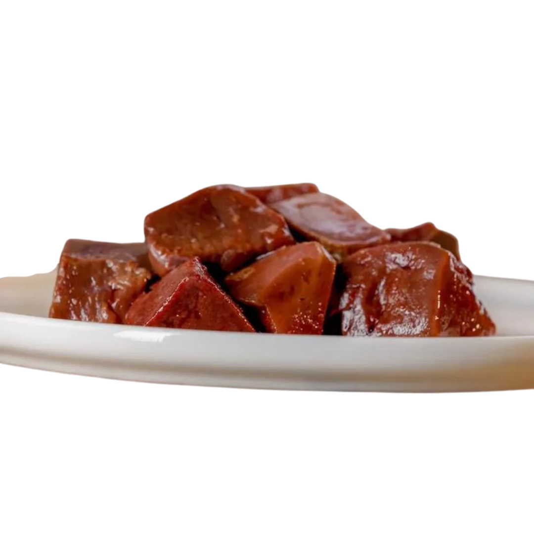 Barfgold Lammleber in Stücke geschnitten, auf einem weißen Teller angerichtet. Die Stücke sind dunkelbraun und glänzend.