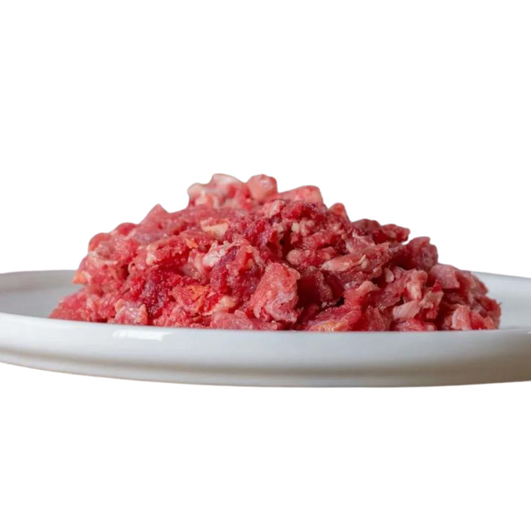 Rindfleisch, gewolft und durchwachsen, auf einem weißen Teller. Produkt von Barfgold, 500g.