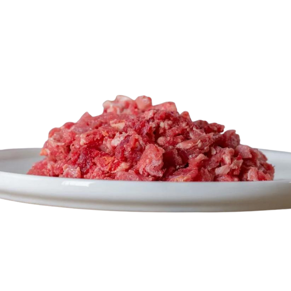 Rindfleisch, gewolft und durchwachsen, auf einem weißen Teller. Produkt von Barfgold, 500g.