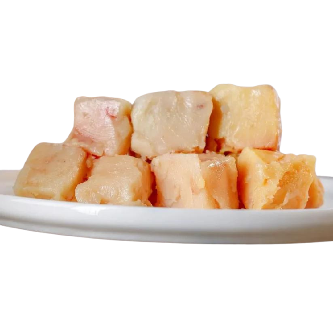 Sechs Stücke Pferdefett in Würfelform auf einem weißen Teller. Die Würfel sind in verschiedenen Farbtönen von beige bis hellbraun.