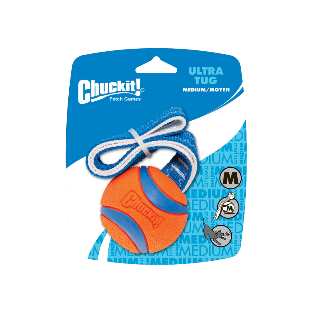 Orange-blauer Hundespielball mit weiß-blauem Zugseil auf blau-weißem Verpackungskarton mit der Aufschrift 'Chuckit! Ultra Tug Medium/Moyen'