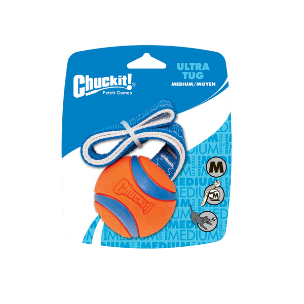 Orange-blauer Hundespielball mit weiß-blauem Zugseil auf blau-weißem Verpackungskarton mit der Aufschrift 'Chuckit! Ultra Tug Medium/Moyen'