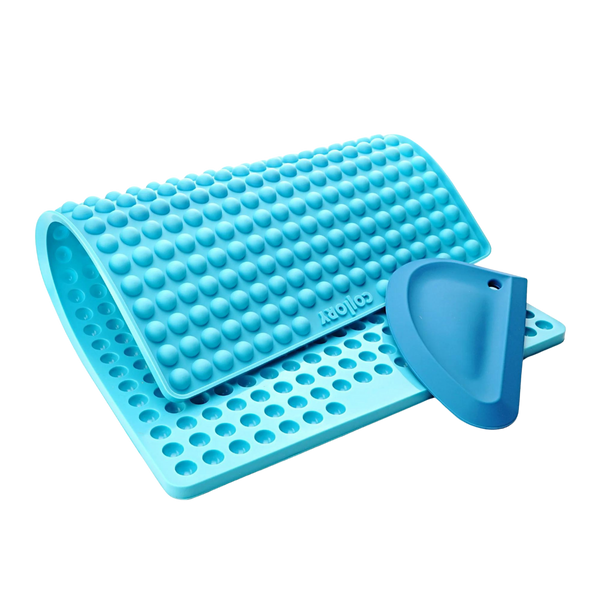 Türkise Silikonmatte mit Noppen und einer blauen Kante, die eine abgerundete Form hat. Die Matte hat eine wellenförmige Struktur.