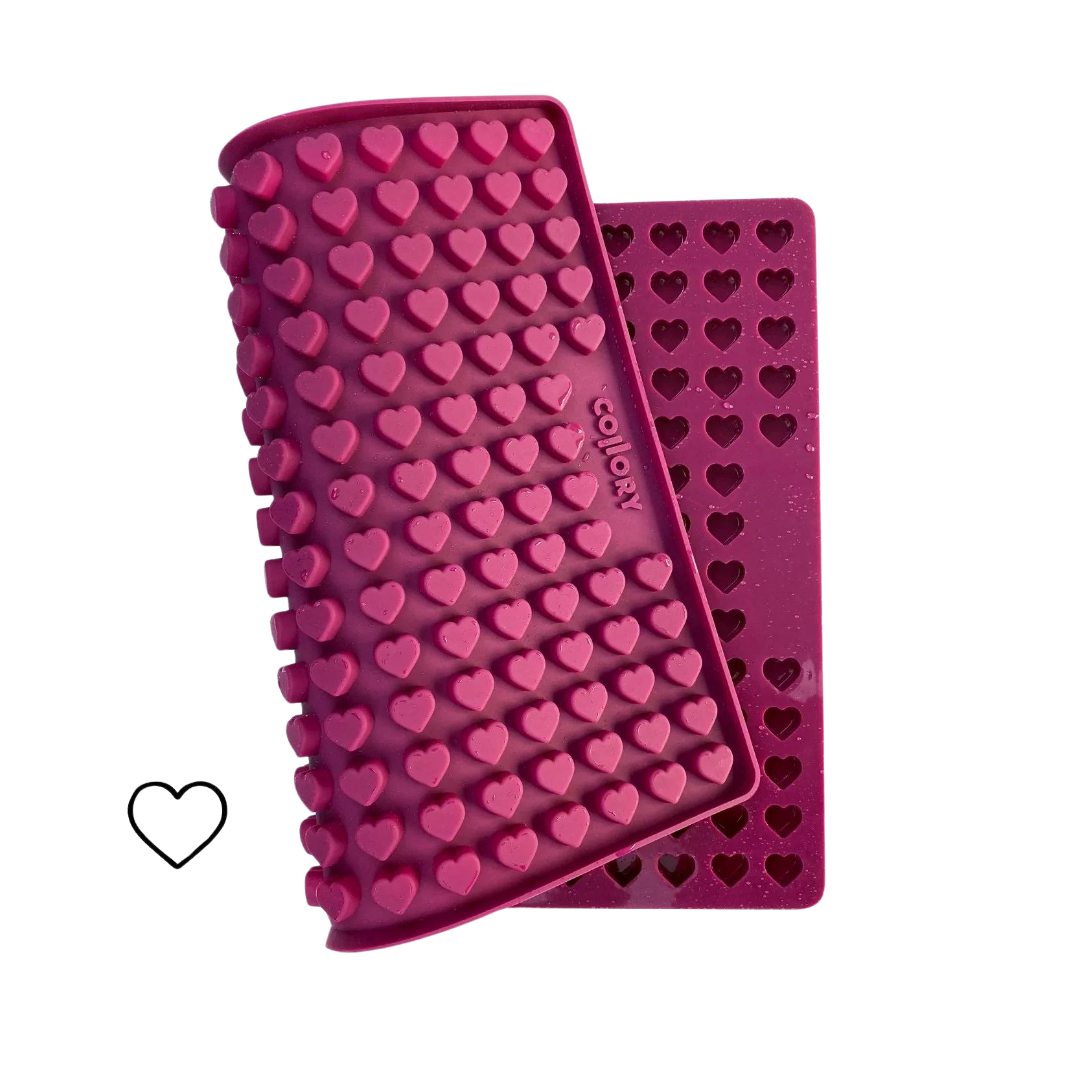 Rote Silikonmatte mit herzförmigen Noppen, die eine abgerundete Form hat. Die Matte hat eine wellenförmige Struktur.