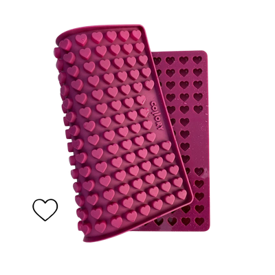 Rote Silikonmatte mit herzförmigen Noppen, die eine abgerundete Form hat. Die Matte hat eine wellenförmige Struktur.