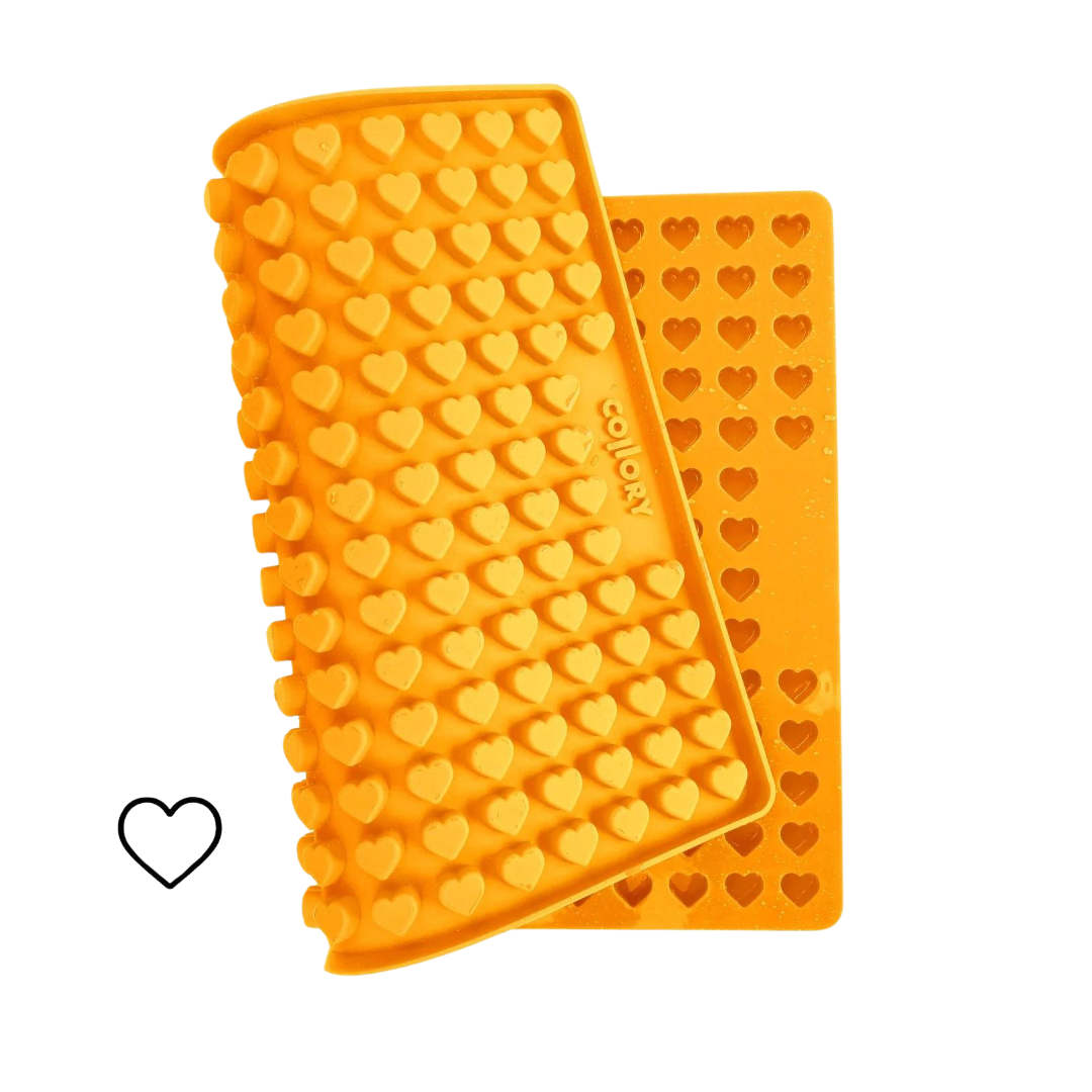 Orange Silikonmatte mit herzförmigen Noppen, die eine abgerundete Form hat. Die Matte hat eine wellenförmige Struktur.