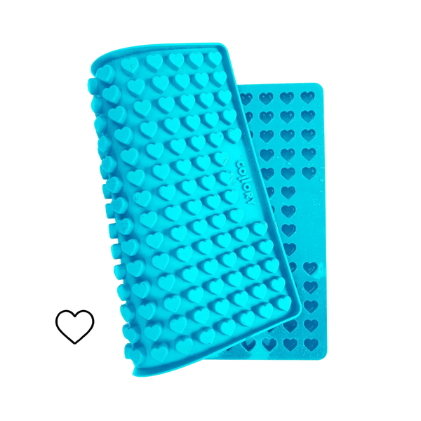 Blaue Silikonmatte mit herzförmigen Noppen, die eine abgerundete Form hat. Die Matte hat eine wellenförmige Struktur.