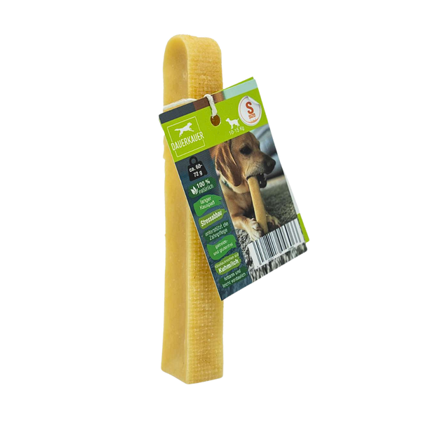 Gelber Hundekauartikel mit einer grünen Verpackung. Auf der Verpackung ist ein Hund mit einem Kauknochen abgebildet - Size S. Sichtbarer Barcode.