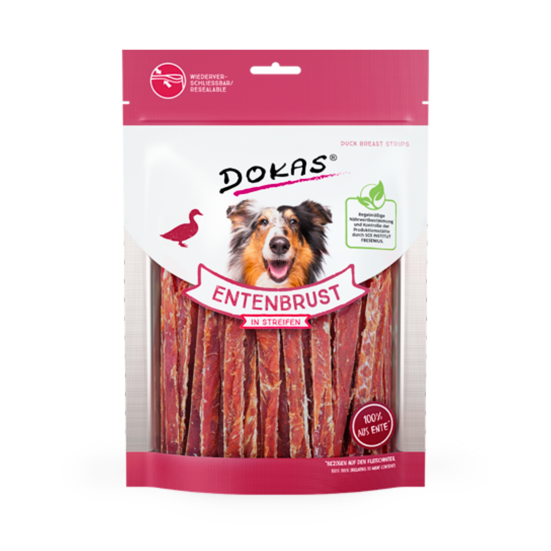 Verpackung von DOKAS Entenbrust in Streifen für Hunde. Die Tüte zeigt einen Hund mit braunem Fell und einem weißen Fleck auf der Brust. Auf der Vorderseite steht 'DOKAS' und 'ENTENBRUST'