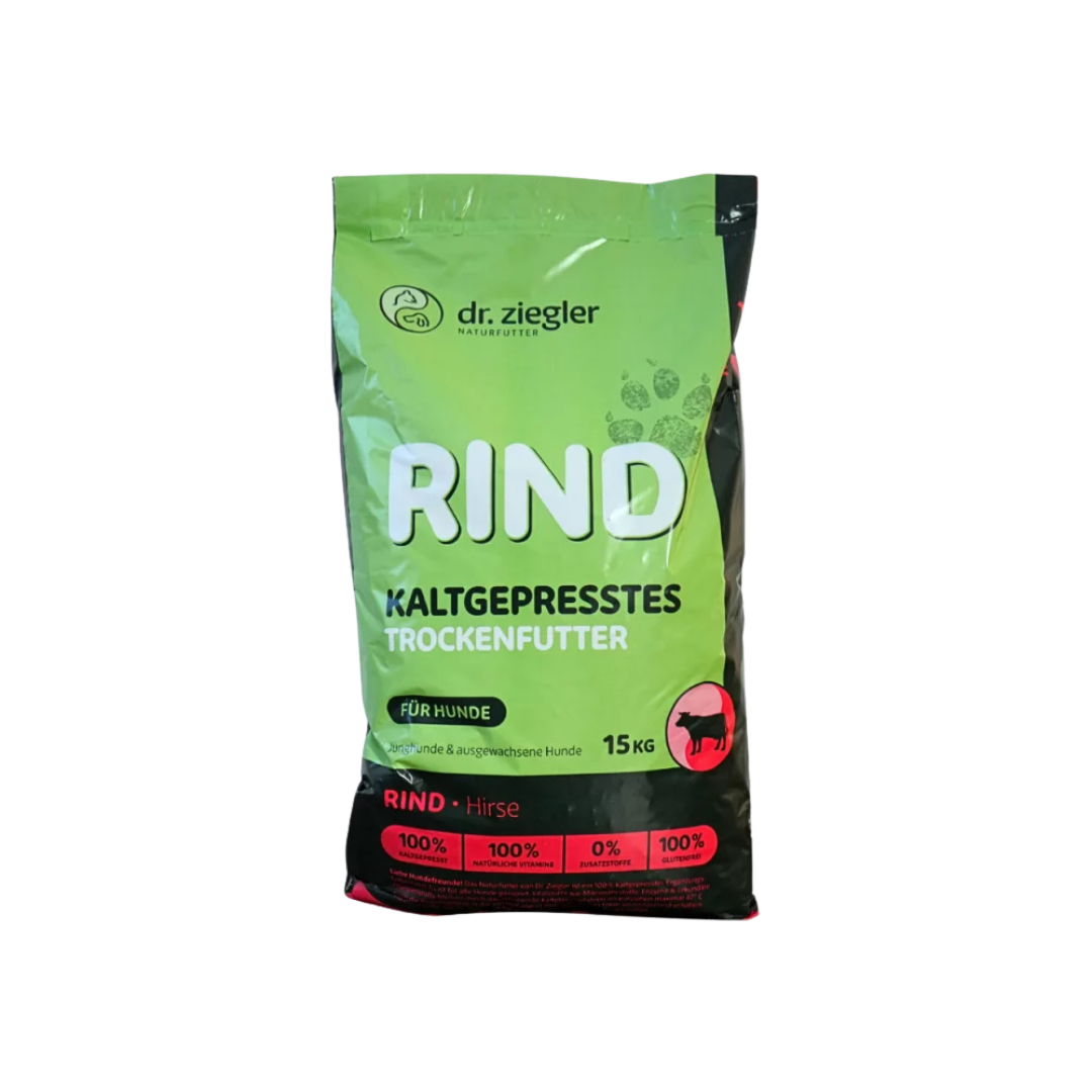 Grüne Verpackung mit der Aufschrift 'dr. ziegler NATURFUTTER RIND KALTGEPRESSTES TROCKENFUTTER FÜR HUNDE 15 KG' und Symbol eines Hundes