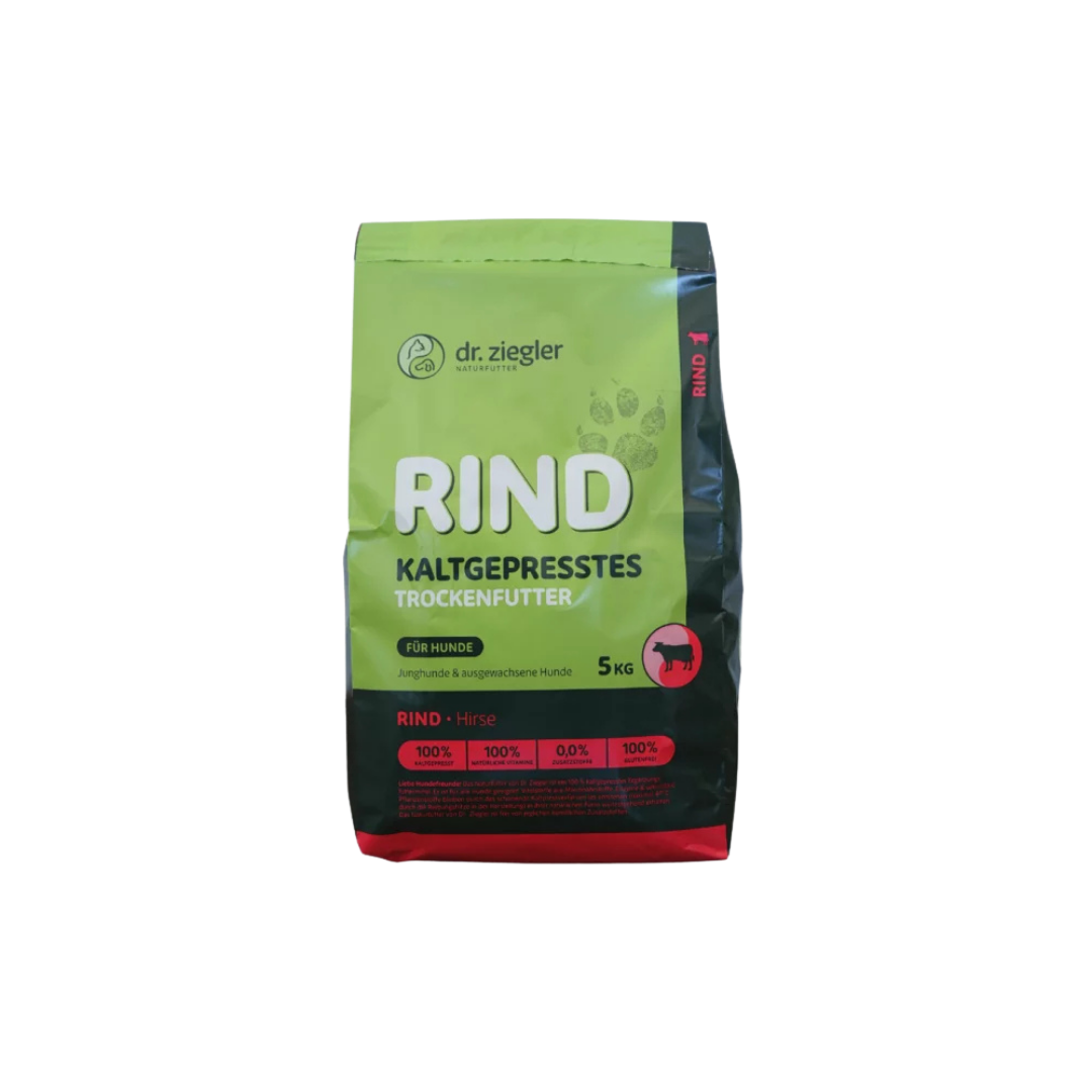 Grüne Verpackung mit der Aufschrift 'dr. ziegler NATURFUTTER RIND KALTGEPRESSTES TROCKENFUTTER FÜR HUNDE 5 KG' und Symbol eines Hundes