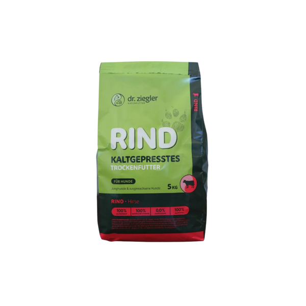 Grüne Verpackung mit der Aufschrift 'dr. ziegler NATURFUTTER RIND KALTGEPRESSTES TROCKENFUTTER FÜR HUNDE 5 KG' und Symbol eines Hundes
