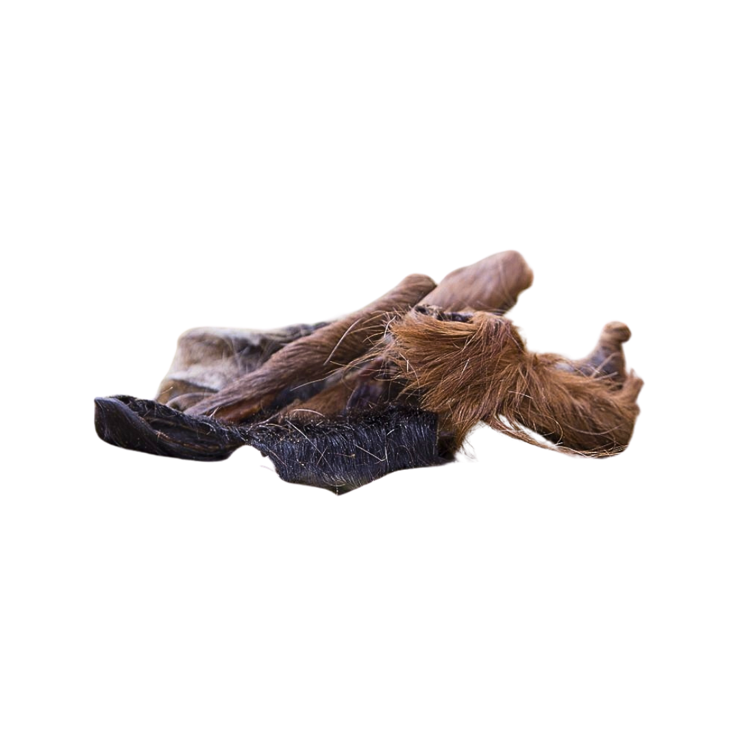 Getrocknete Pferdehaut mit Fell, präsentiert als Einzelfuttermittel für Hunde. Die Haut hat eine unregelmäßige Form mit braunen und schwarzen Farbtönen.