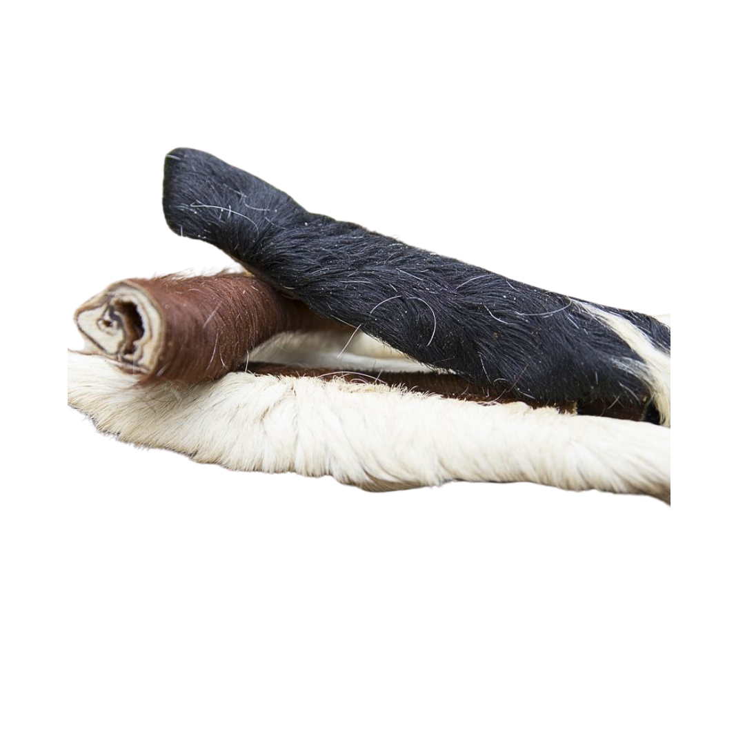 Drei getrocknete Rinderfellstreifen in verschiedenen Farben: ein brauner, ein schwarzer und ein cremefarbener Streifen, die übereinander liegen.