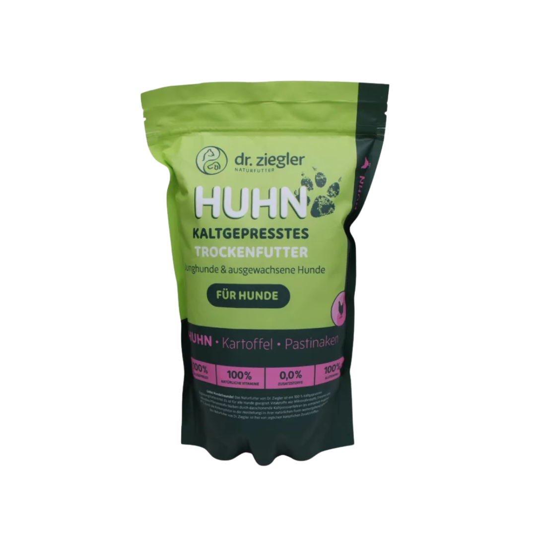 Grün-schwarze Verpackung mit Aufschrift 'dr. ziegler Naturfutter HUHN KALTGEPRESSTES TROCKENFUTTER für Hunde' und Zutaten 'Huhn, Kartoffel, Pastinake'.