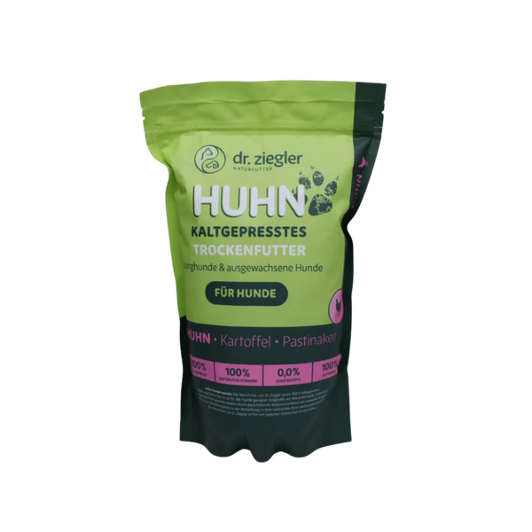 Grün-schwarze Verpackung mit Aufschrift 'dr. ziegler Naturfutter HUHN KALTGEPRESSTES TROCKENFUTTER für Hunde' und Zutaten 'Huhn, Kartoffel, Pastinake'.