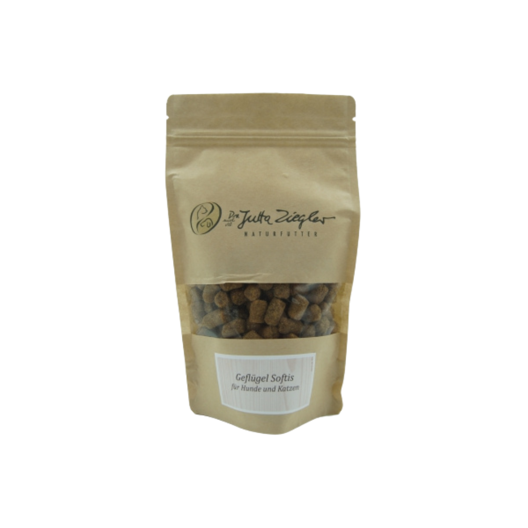 Beige Verpackung mit braunen Tierfutterstückchen. Auf der Vorderseite steht 'Geflügel Softis für Hunde und Katzen'.