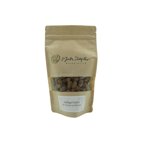 Beige Verpackung mit braunen Tierfutterstückchen. Auf der Vorderseite steht 'Geflügel Softis für Hunde und Katzen'.